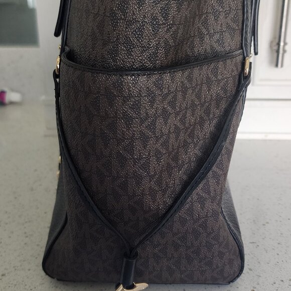 Michael Kors Voyager Bag - Picture 3 of 8